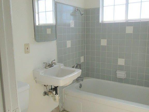 4th image of 820 E Richland St #D