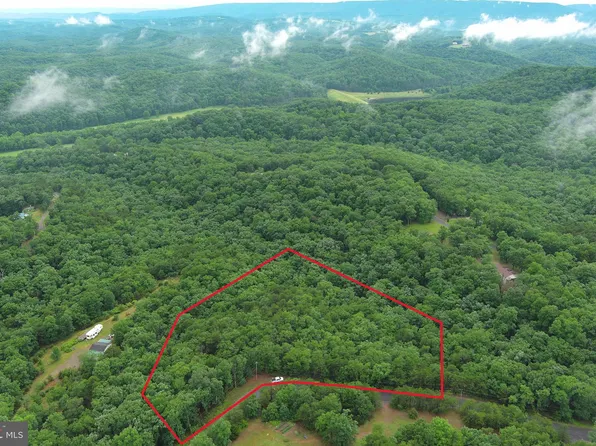 8 Fairview Dr, Burlington, WV 26710