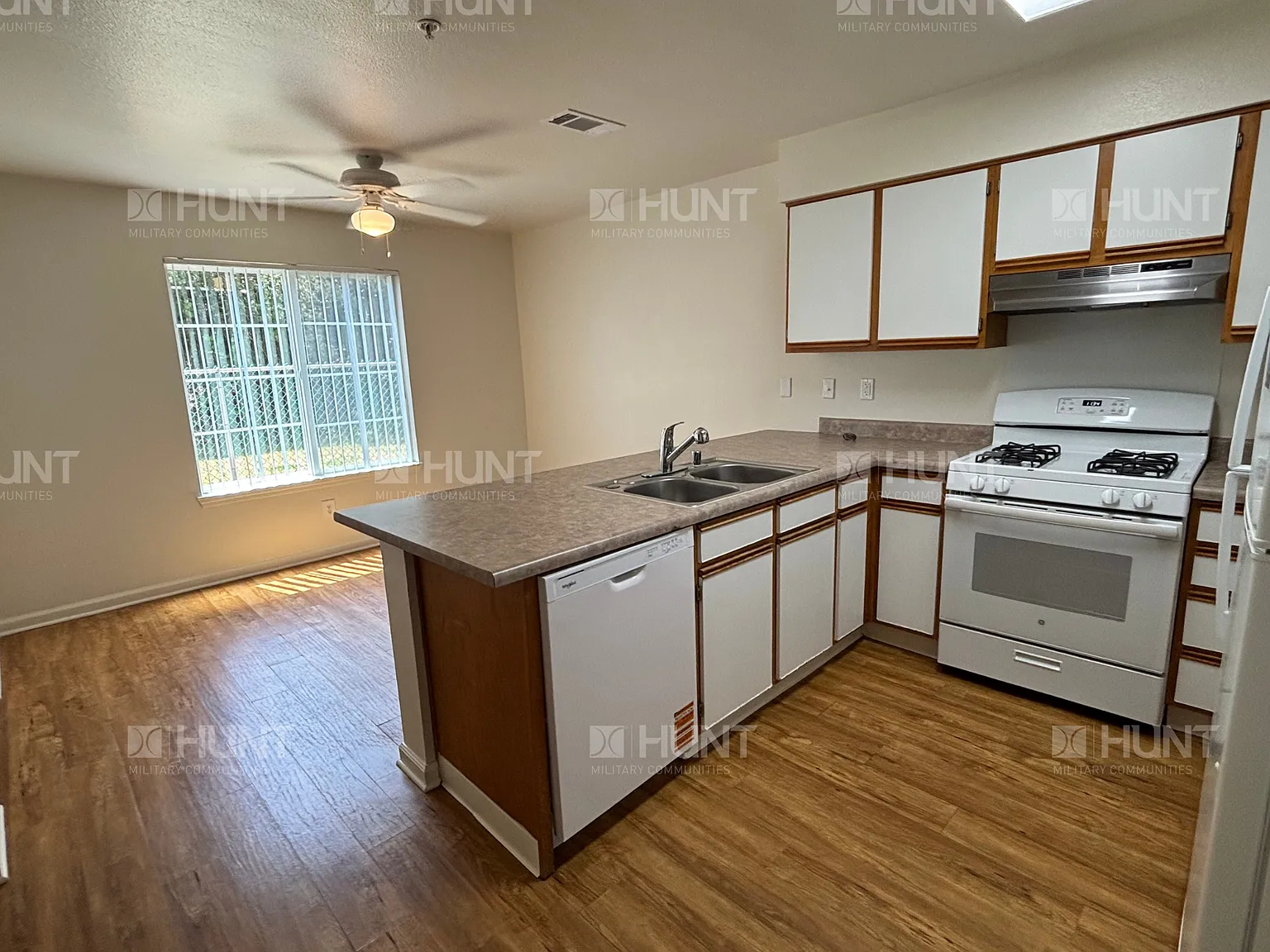 4 bed, 2.5 bath, 1960 sqft, $4,979 — Photo 3