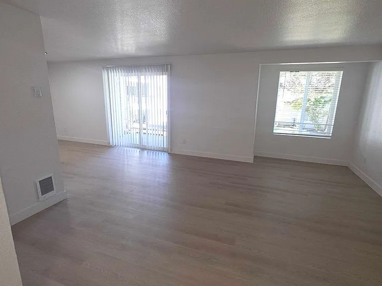 Wellington Place Apartments — Photo 21