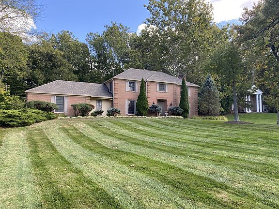 3rd image of 8390 Crestdale Ct