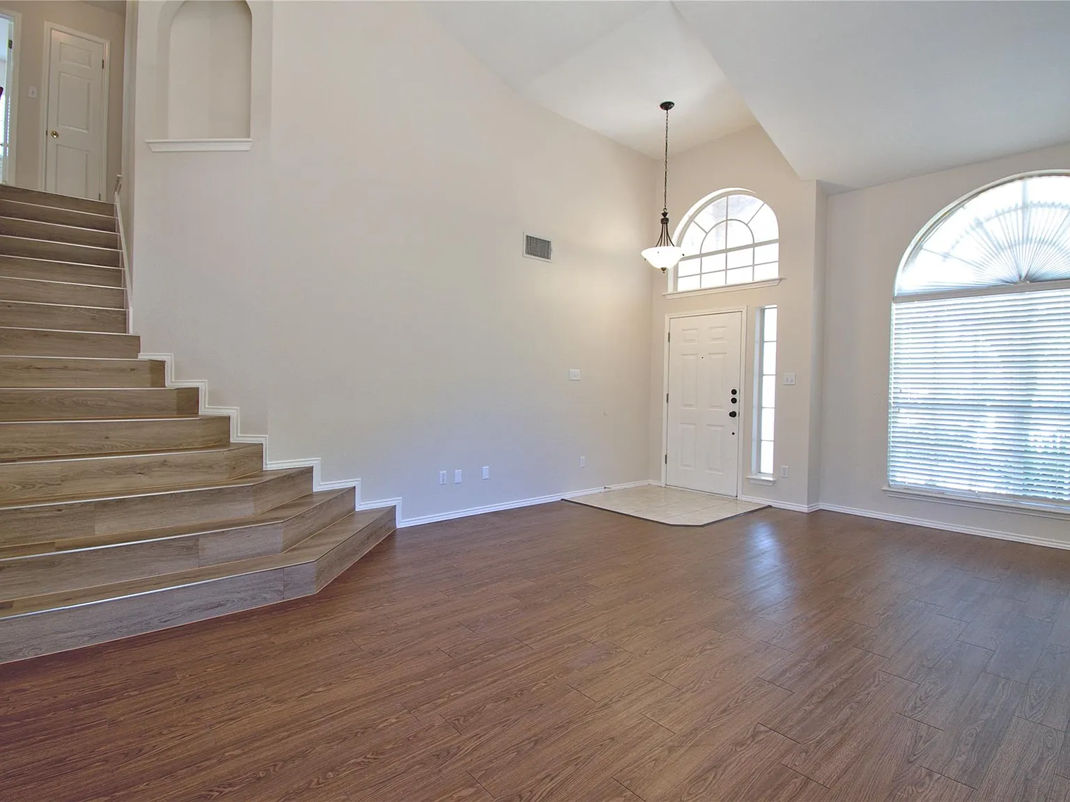 3 bed, 2.5 bath, 2075 sqft, $2,350 — Photo 4