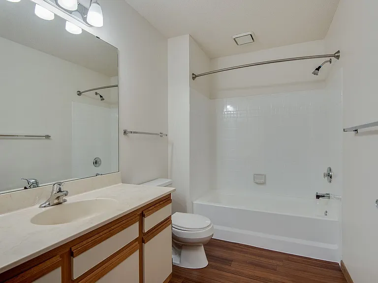 Vernon Oaks Apartments — Photo 28