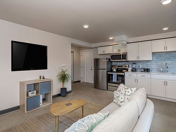 5th image of 2330 Victory Pkwy #203