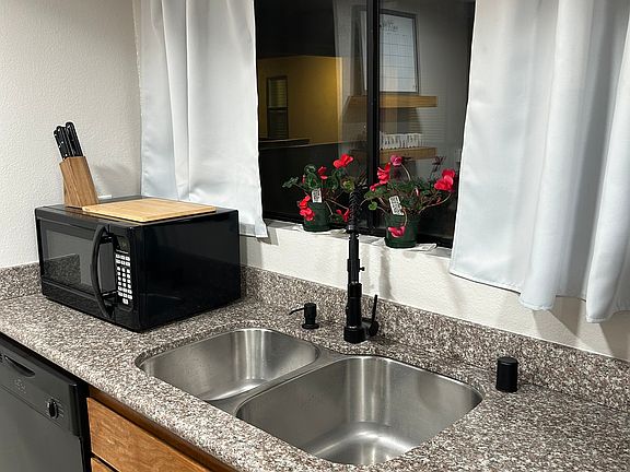 4th image of 1600 Carmel Dr APT 18