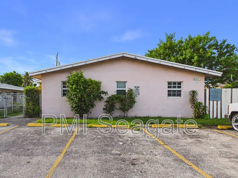 2711 NW 1st St #4 — Photo 1