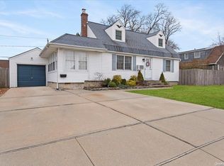 127 Riviera Pkwy, Lindenhurst, NY 11757