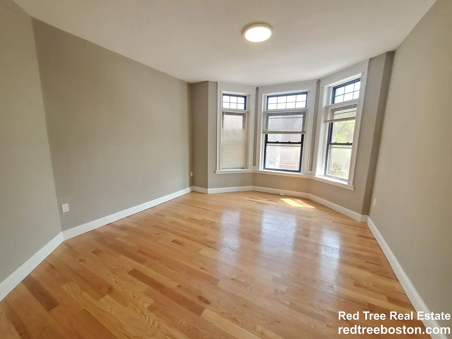 5 bed, 2000 sqft, $6,200 — Photo 2