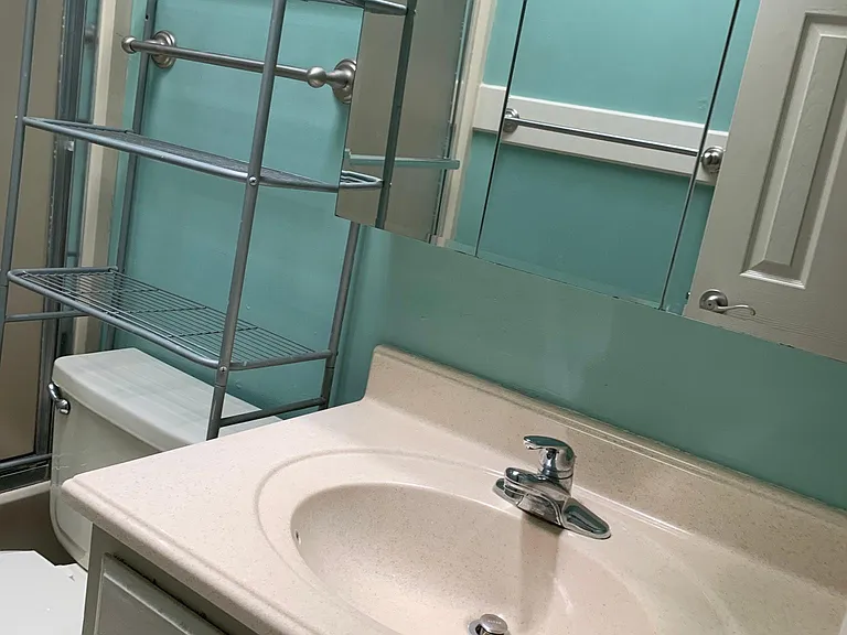 1370 N Oakland Ave — Photo 15