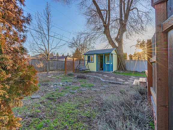 5th image of 3814 E 9th Ave