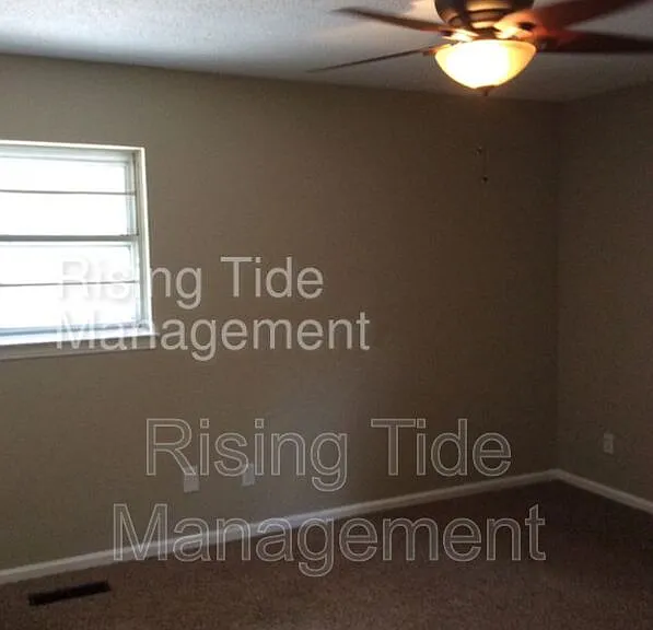 1928 Poplar Dr — Photo 6