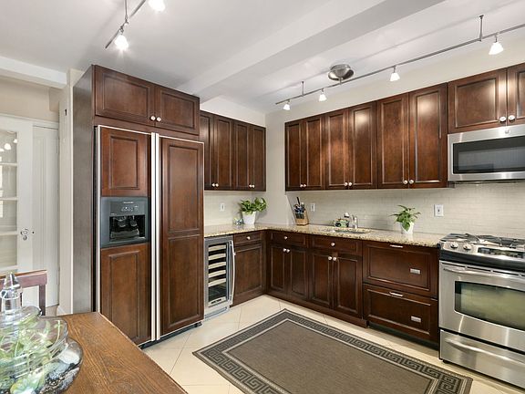 3rd image of 245 E 72nd St APT 11F