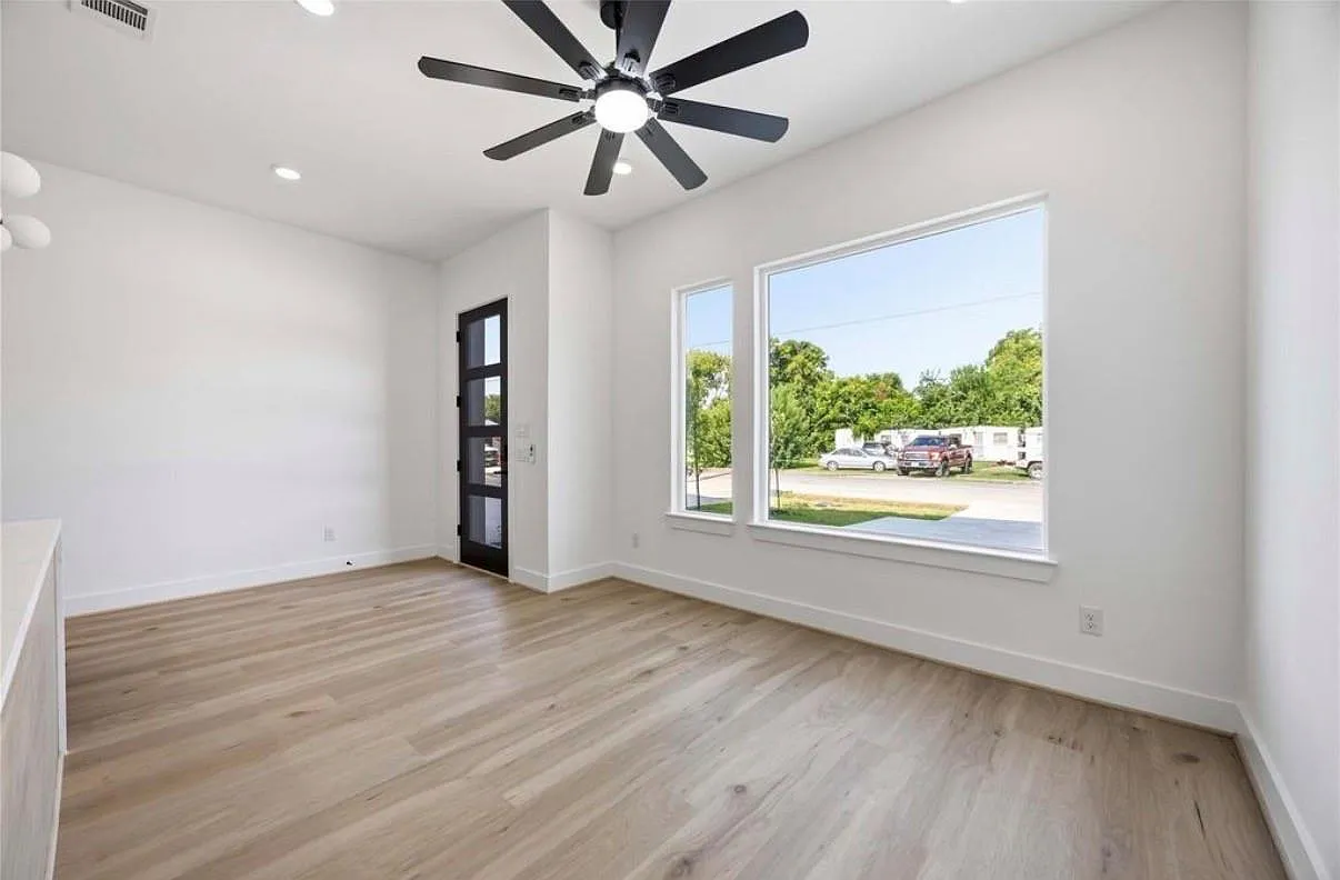 3 bed, 3.0 bath, 1300 sqft, $2,100 — Photo 4