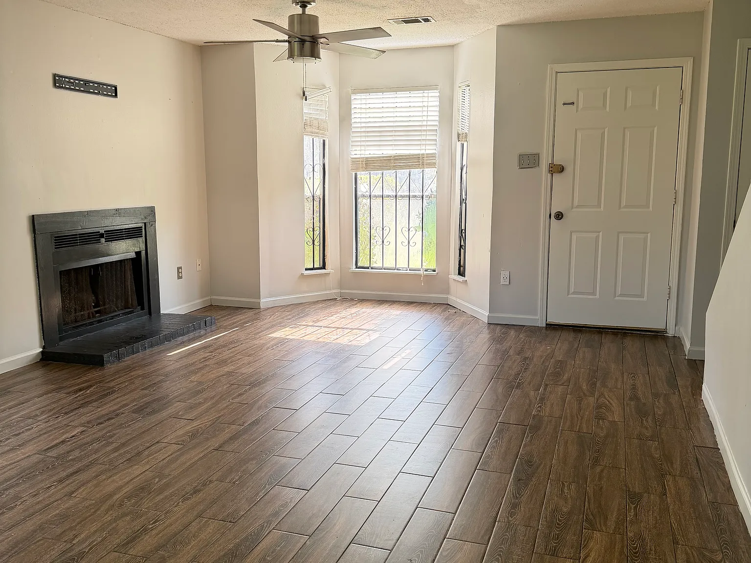 2 bed, 2.5 bath, 1160 sqft, $1,200 — Photo 3