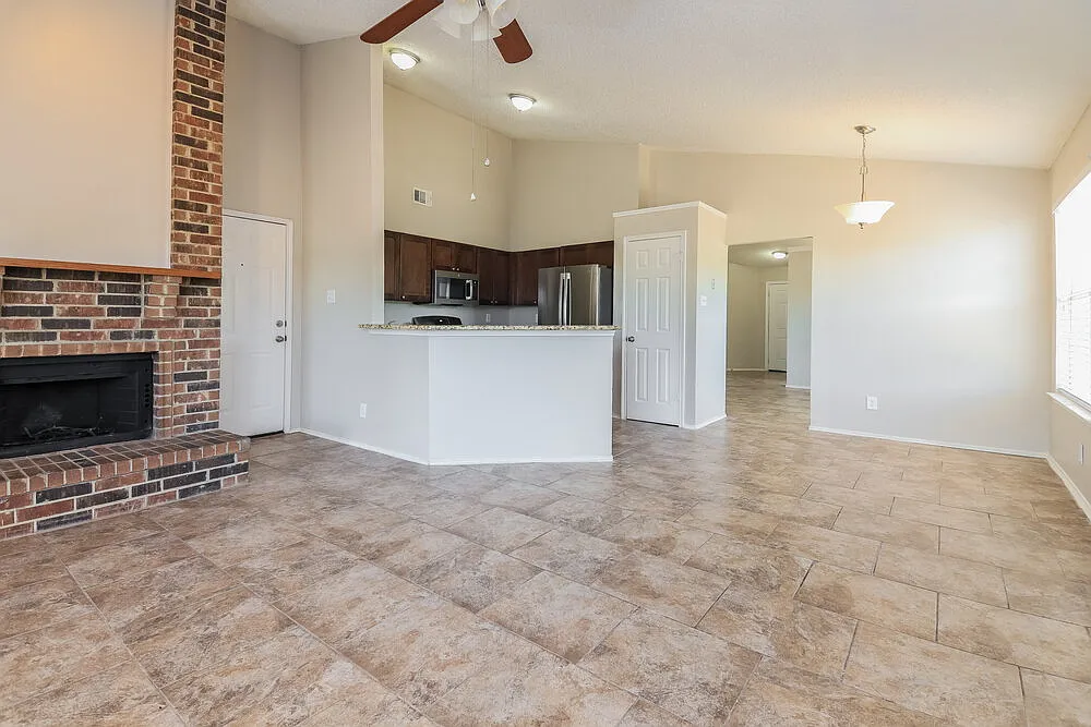 3 bed, 2.0 bath, 1647 sqft, $2,160 — Photo 3