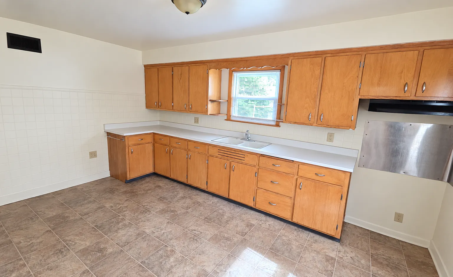3 bed, 1120 sqft, $1,700 — Photo 3