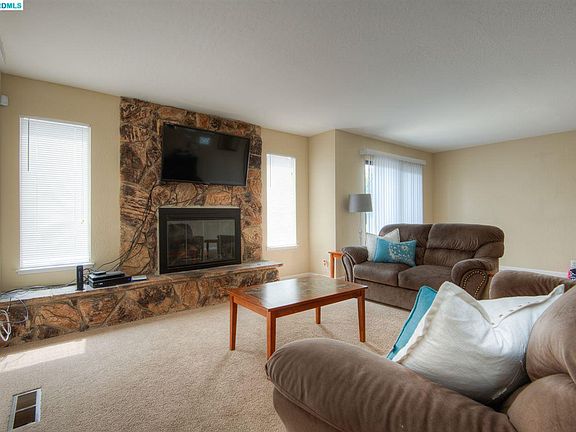 2nd image of 941 Lido Cir