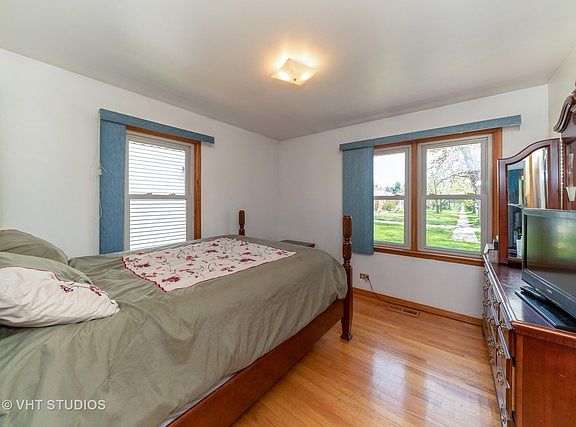 5th image of 202 E Oak St