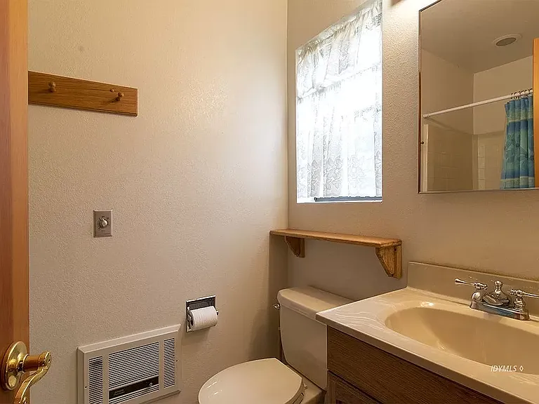 Master/Ensuite Bathroom
Shower off camera