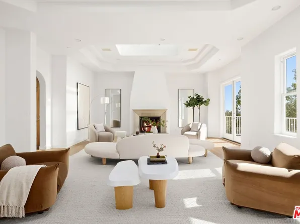 1939 Stradella Rd, Los Angeles, CA 90077