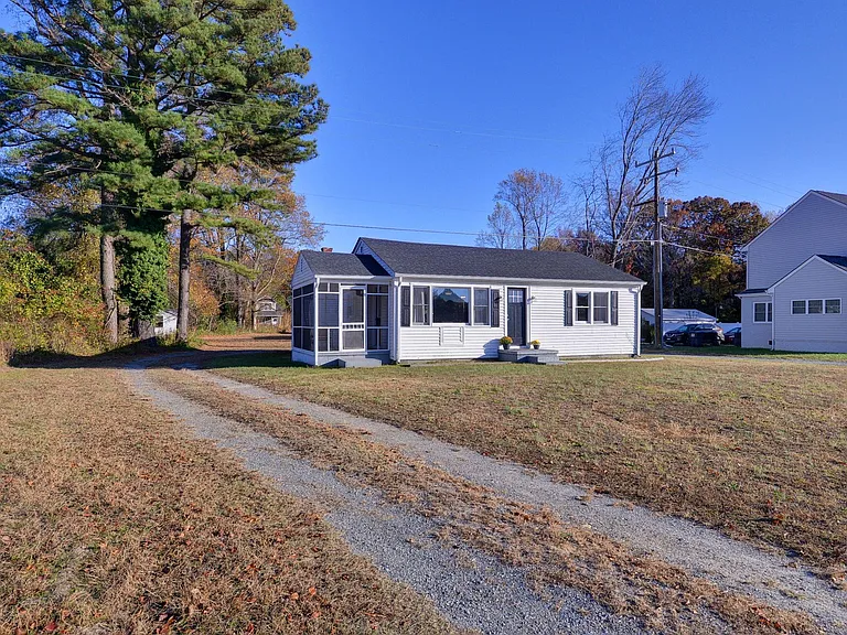 7331 Farmers Dr — Photo 2
