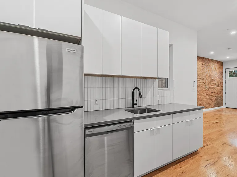 284 Suydam St #1L — Photo 3