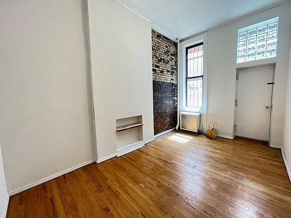 3rd image of 206 E 6th St APT 1RE