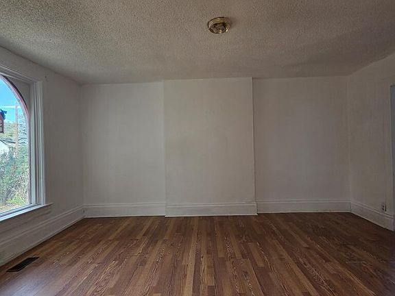 5th image of 906 W 1st St
