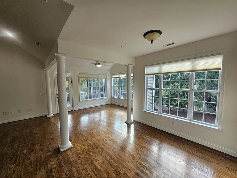 212 Medford Dr — Photo 9