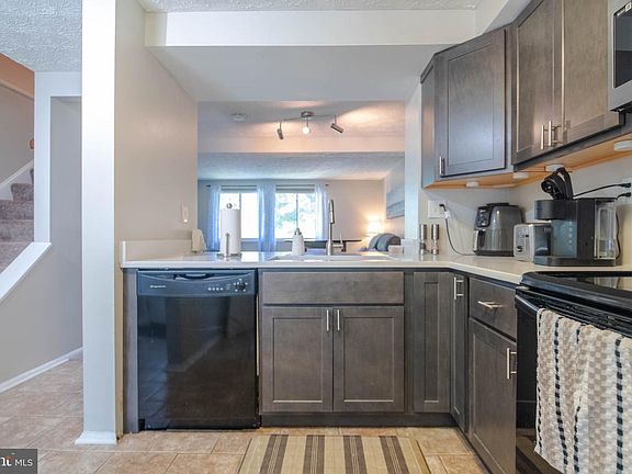3rd image of 13 Stillwood Cir
