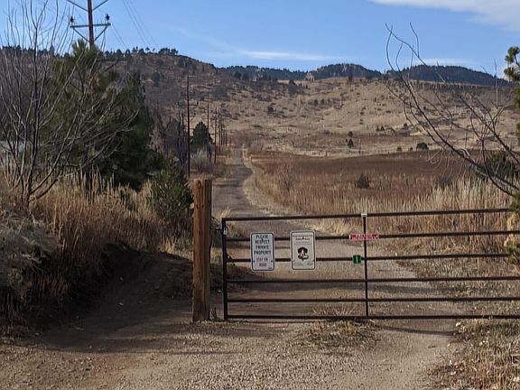 Nearby trailhead and beautiful views !