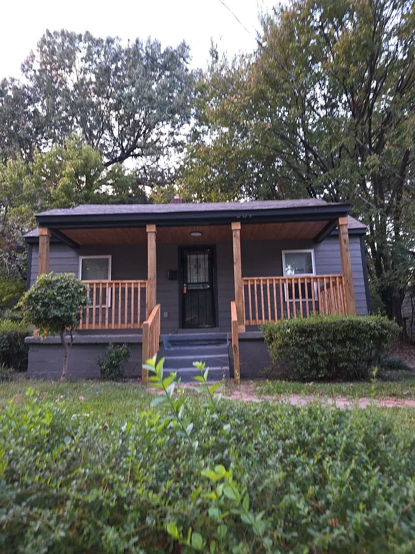 Spacious 3-Bedroom, 2-Bath House Unfurnished — Photo 2