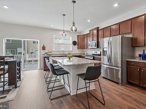 5th image of 1813 Iris Ln