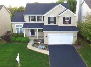 S990 Newton Sq, Geneva, IL 60134