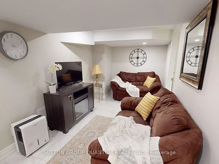 507 Upper James St — Photo 11