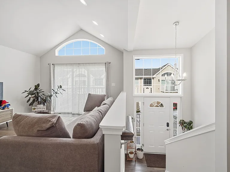 7214 Farmstead Ln — Photo 3