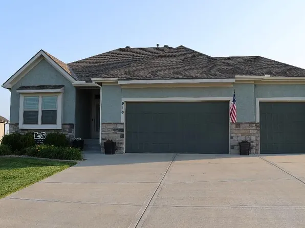 916 Savannah Dr, Greenwood, MO 64034