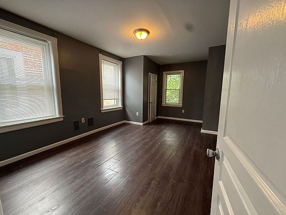4th image of 4918 Aspen St