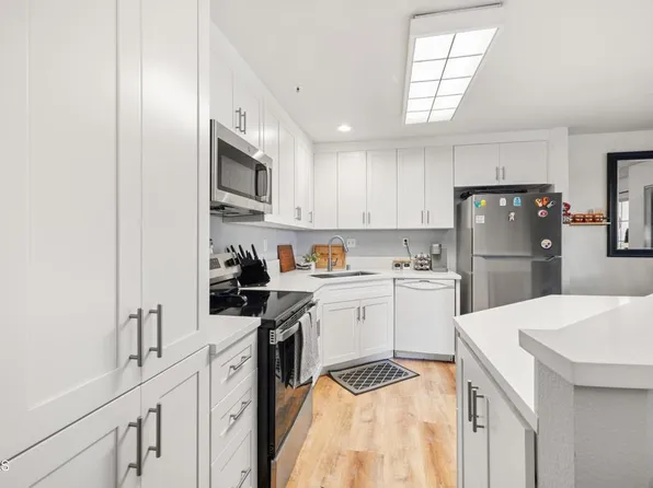 2713 Antonio Dr Unit 104, Camarillo, CA 93010
