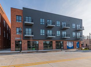 335 Center St #304, South Haven, MI 49090