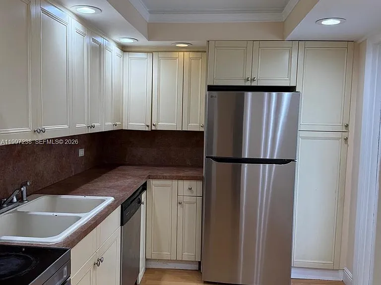 447 NE 195th St #309 — Photo 3