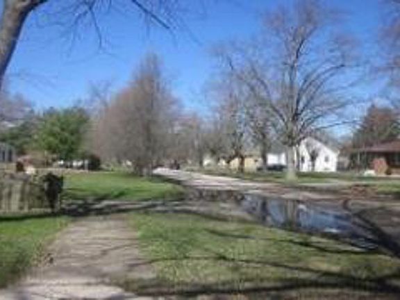Exterior Neighborhood (street photo)