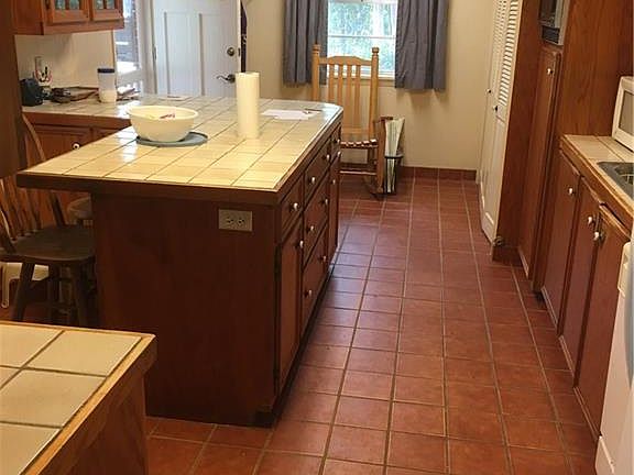 4th image of 1172 N Main St