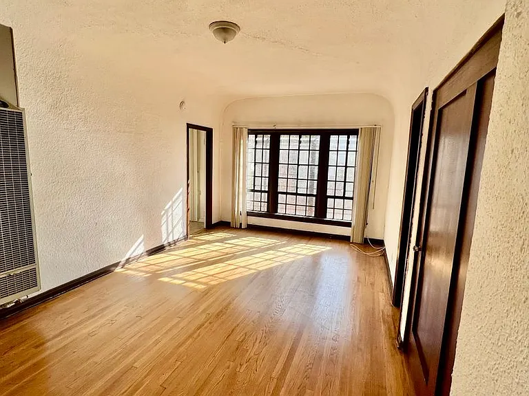 367 N Orange Grove Ave — Photo 2