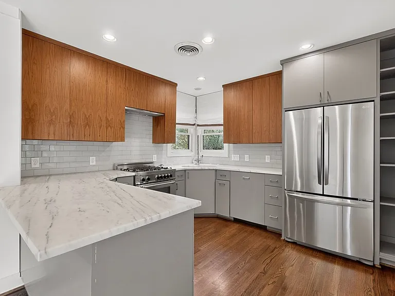 2323 Barberry Dr — Photo 16