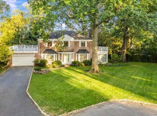 3 Hawthorne Ter, Great Neck, NY 11023