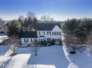 2 Foxwood Ln, Phillipsburg, NJ 08865
