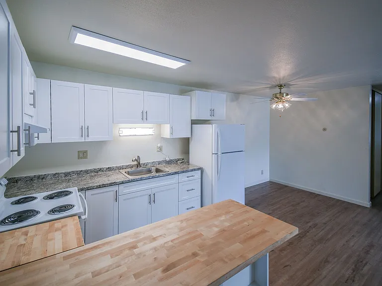 Emerald Bay Apartments — Photo 7