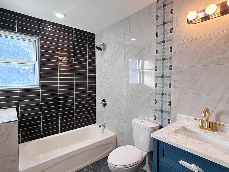 546-550 E 25th St #3 — Photo 8