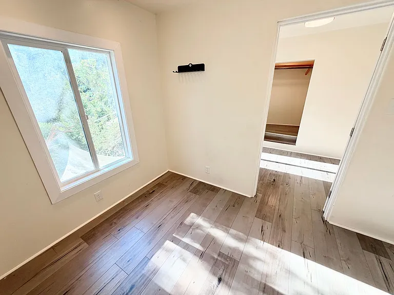345 Crane Blvd — Photo 45